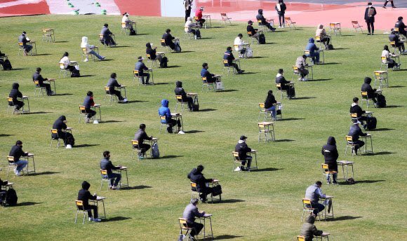كوريا الجنوبية تستخدم ملاعب كرة القدم لأداء امتحانات العام الدراسي